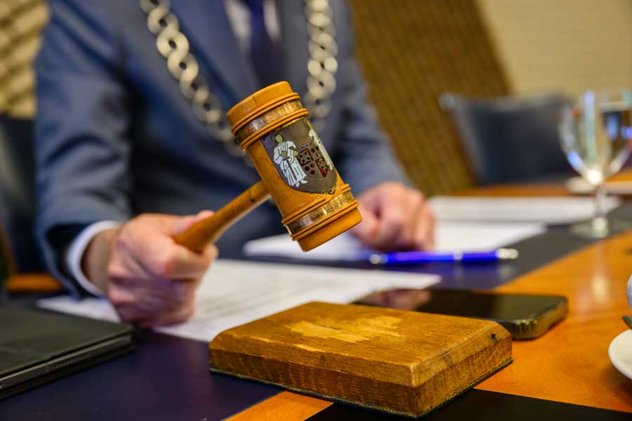 Afbeelding raadsvergadering voorzitter met hamer